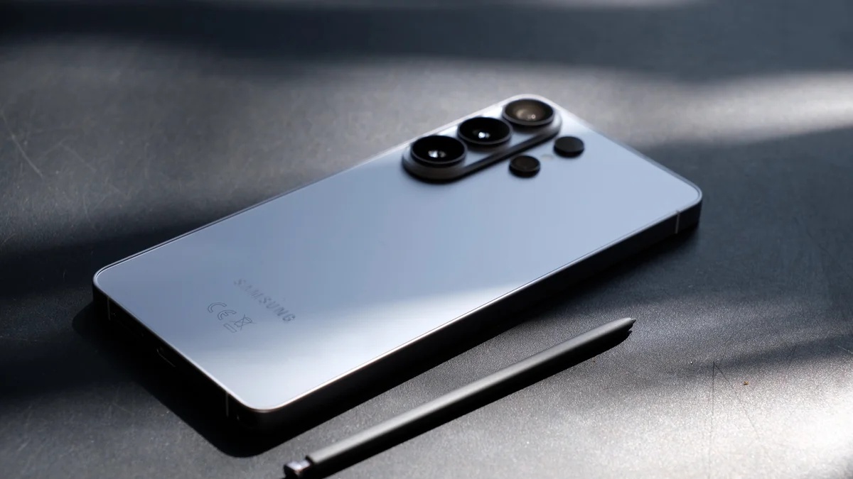 Alex’s close-up photograph of a Samsung Galaxy S26 Ultra and S Pen
